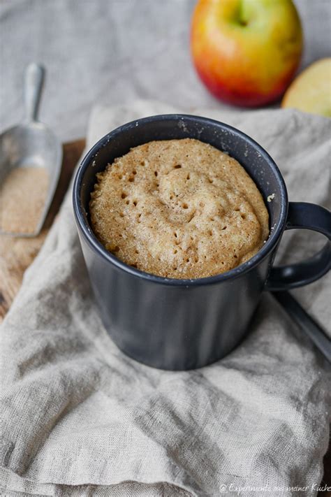 Serviervorschlag: Tassenkuchen warm mit Vanilleeis und Zimt