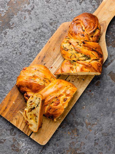 Serviervorschlag: Teigfaden-Variationen - Brezel, Schnecke, Zopf auf einer Platte