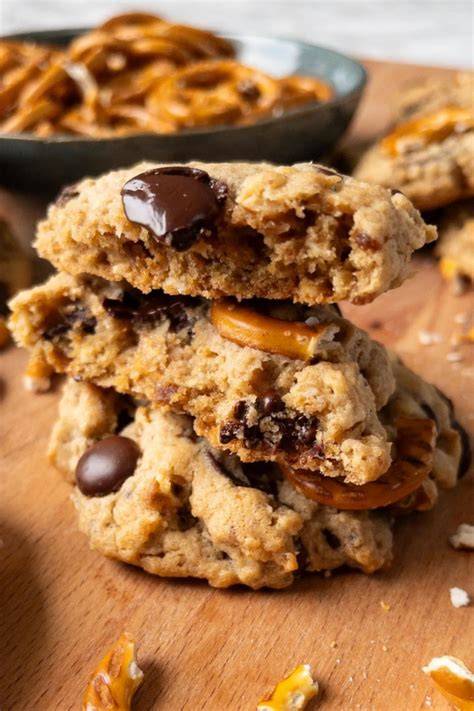 Serviervorschlag: Teller mit Erdnussbutter-Schoko-Cookies und Zartbitterschokolade
