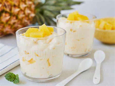 Serviervorschlag: Teller mit Haupiawürfeln und Gläser mit Ananascreme