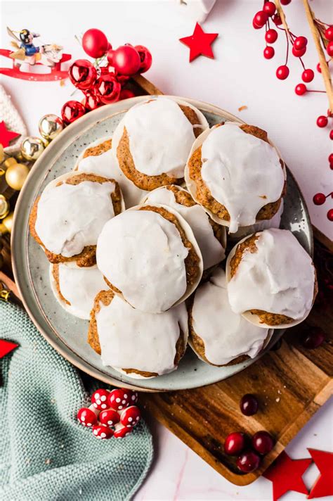 Serviervorschlag: Teller mit verschiedenen Kartoffel-Lebkuchen, Schokolade und Zuckerguss