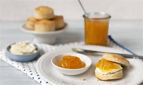 Serviervorschlag: Toast, Scones, Käseplatte mit Orangenmarmelade