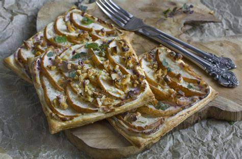 Serviervorschlag: Toast mit Apfel-Birnen-Calvados-Marmelade und Kräutern