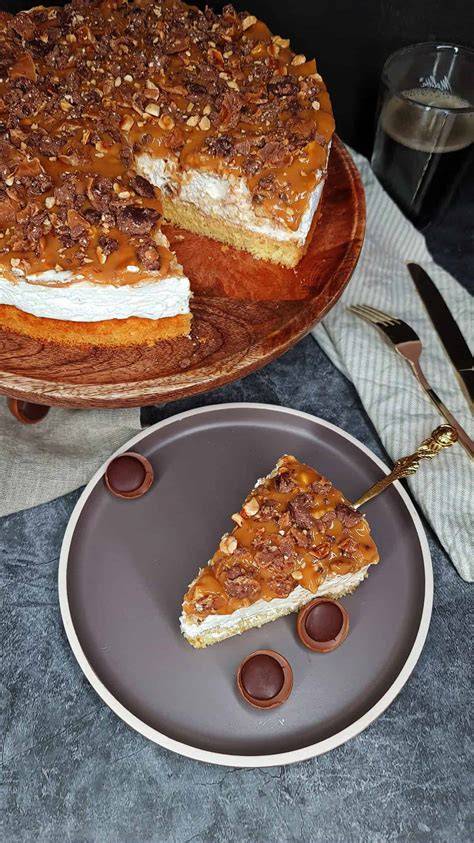Serviervorschlag: Toffifee-Torte mit Karamellstreifen und Haselnüssen