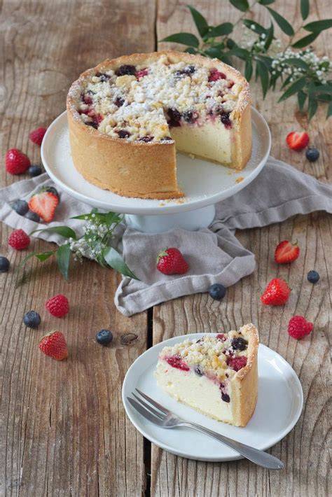 Serviervorschlag: Topfenkuchen-Stück mit Staubzucker und Beeren