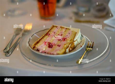 Serviervorschlag: Tortenstück auf Teller, Sommerkaffee-Tafel