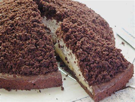 Serviervorschlag: Tortenstück mit Sahne und Schokostreuseln