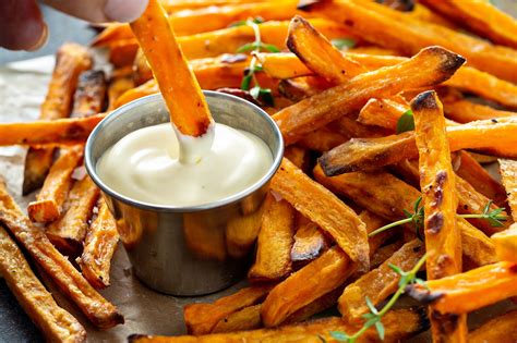 Serviervorschlag: Trüffelmayonnaise mit Pommes und Schaumwein