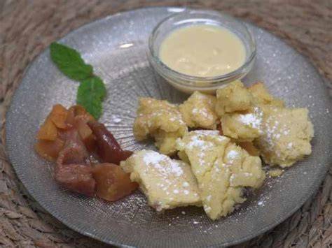 Serviervorschlag: Trauben-Crumble mit Vanillesauce und Eis