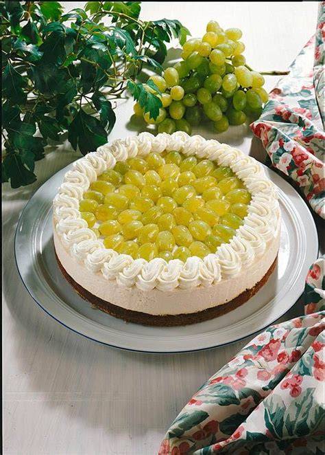 Serviervorschlag: Trauben-Schmand-Baiser-Kuchen mit Sahne und Trauben