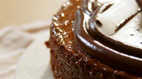 Serviervorschlag: Triester Torte mit Kaffee und Aprikosenstückchen