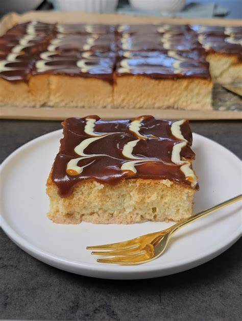 Serviervorschlag: Trilece Würfel mit Karamell und Sahne