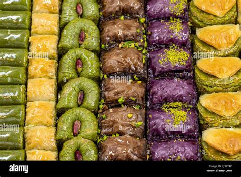 Serviervorschlag: Unterschiedliche Baklava-Sorten auf einem Tablett