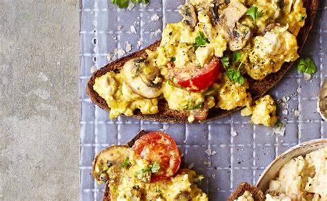 Serviervorschlag: Vegane Marmelade auf knusprigem Brot