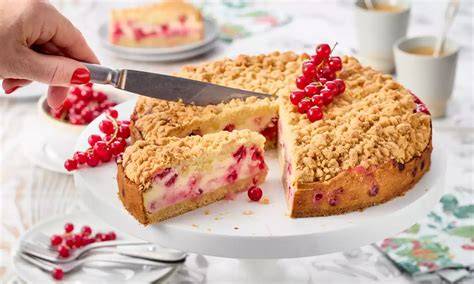 Serviervorschlag: Verschiedene Stücke Johannisbeerkuchen, dekoriert mit frischen Beeren