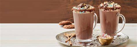 Serviervorschlag: Vier Tassen Kakao mit Sahne, Marshmallows und Cookies