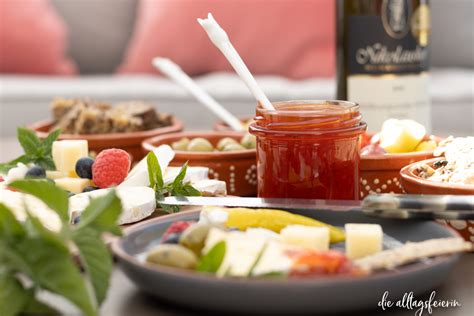 Serviervorschlag: Vogelbeer Marmelade zu Käse und Bauernbrot