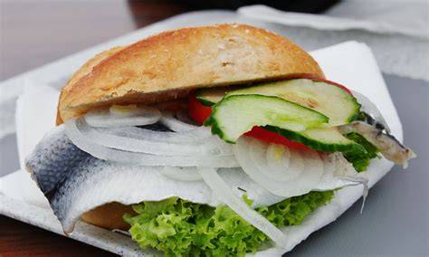 Serviervorschlag: Vogelkirschmarmelade auf frischem Brötchen