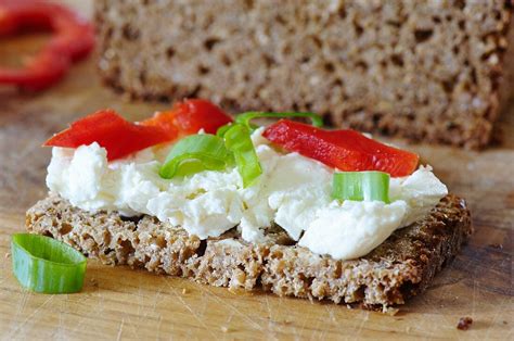 Serviervorschlag: Vollkornbrot mit Frischkäse und Kürbis-Himbeer-Marmelade