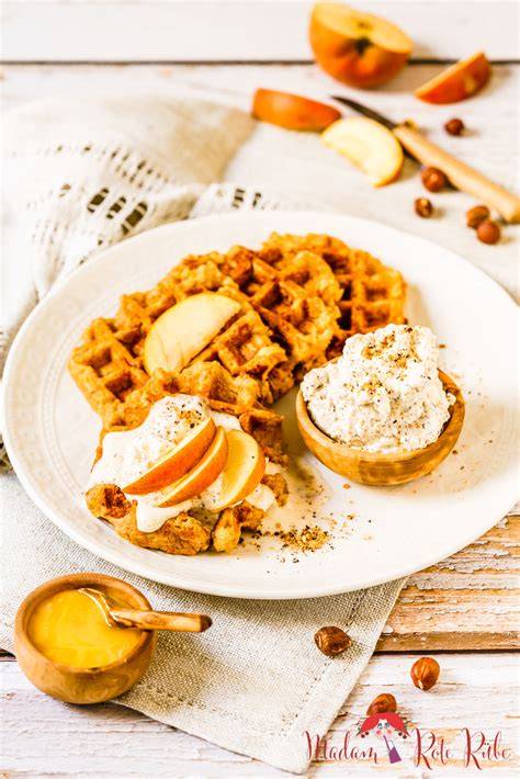 Serviervorschlag: Vollkornwaffeln mit Haselnuss-Sahne und Beeren