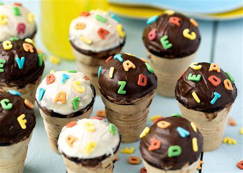 Serviervorschlag: Waffelbecher-Kuchen als bunte Geburtstags-Candybar