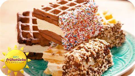 Serviervorschlag: Waffelhörnchen mit Schokorand, Streuseln und drei Eissorten