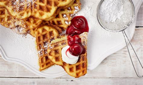 Serviervorschlag: Waffeln, Apfelkompott, Crème fraîche und Zimt