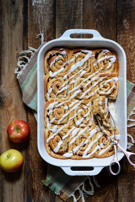 Serviervorschlag: Warme Apfel-Zimtschnecken mit Zuckerguss und Kaffee