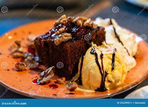 Serviervorschlag: Warmer Brownie ohne Butter mit Vanilleeis und Schokosauce