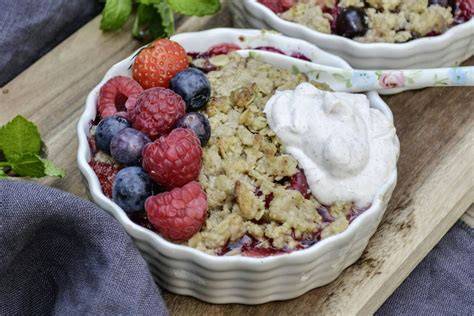 Serviervorschlag: Warmes Rhabarber-Crumble mit Joghurt und Beeren