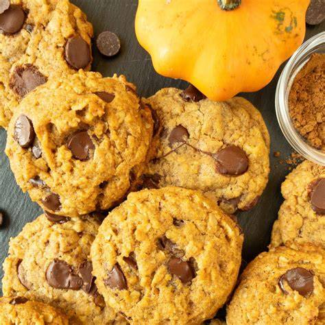 Serviervorschlag: Weiche Haferflocken-Kürbis-Kekse mit Schokostückchen und Pumpkin Spice