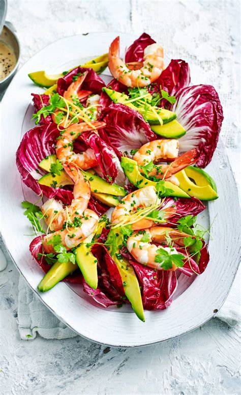 Serviervorschlag: Ziegenkäse-Taler auf Radicchio, Avocado, Granatapfel
