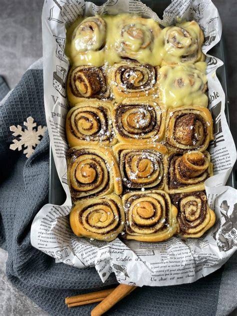Serviervorschlag: Zimtschnecken mit Vanille-Butter-Zuckerguss ohne Frischkäse, warm glasiert