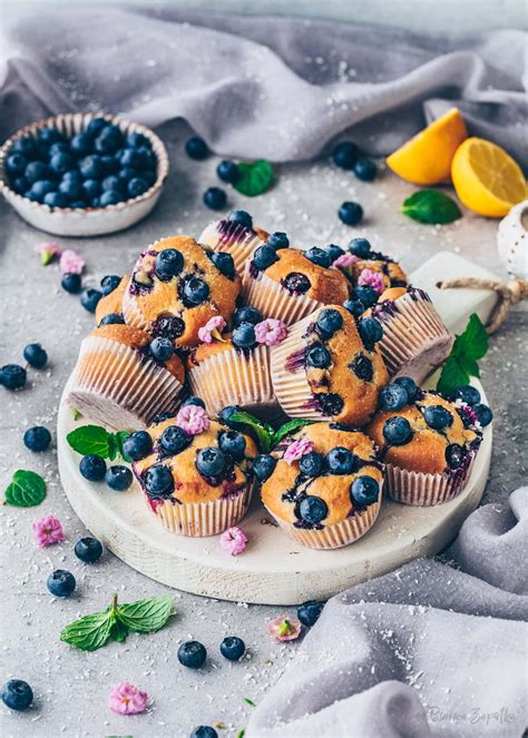 Serviervorschlag: Zitronen-Blaubeer-Muffins mit Puderzucker und Minze
