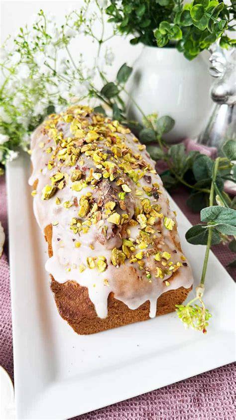 Serviervorschlag: Zitronenkuchen-Schnitte mit Zesten und Pistazien