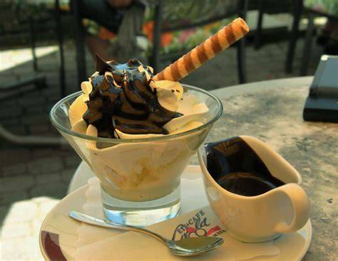 Serviervorschlag: Zuckerwaffel mit Schokosauce und Vanilleeis