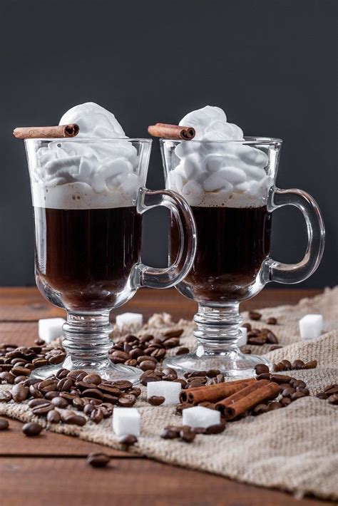 Serviervorschlag: Zwei Schoko-Frappuccinos mit Sahne und Schokosauce