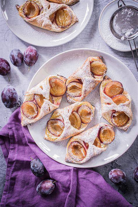 Serviervorschlag: Zwetschgen-Blätterteigtaschen mit Marzipan