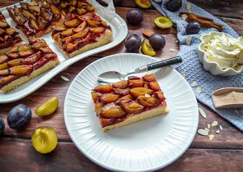 Serviervorschlag: Zwetschgenkuchen lauwarm mit frisch geschlagener Sahne