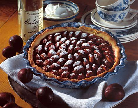 Serviervorschlag: Zwetschgenkuchen mit Schlagsahne und Puderzucker