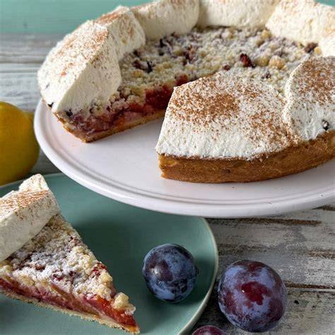 Serviervorschlag: Zwetschgenkuchen-Stück mit Sahne und Zimtzucker
