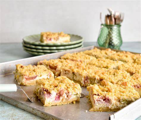 Serviervorschlag: bestäubter Rhabarber-Quark-Streuselkuchen mit Kaffee