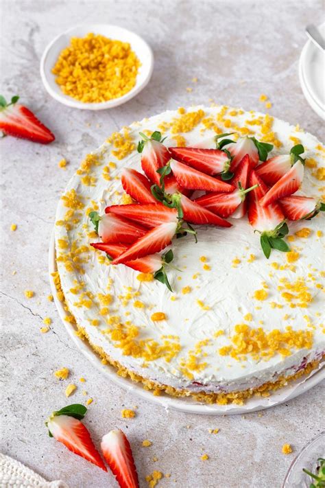 Serviervorschlag: dekorierte Erdbeer-Cornflakes-Torte auf Sommer-Tafel