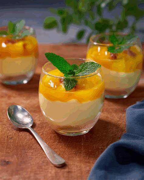 Serviervorschlag: exotisches Melonen-Kokos-Dessert als Sommerhighlight