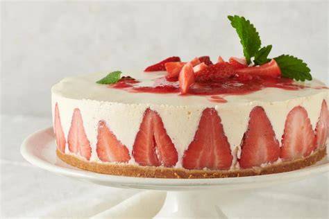 Serviervorschlag: fertige Skyr-Erdbeer-Torte mit Minzblättern und Erdbeeren dekoriert