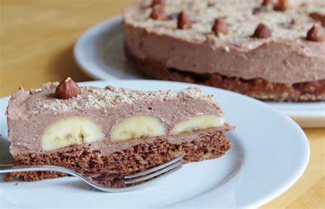 Serviervorschlag: gekühlte vegane Schoko-Bananen-Nuss-Torte mit Schokogitter