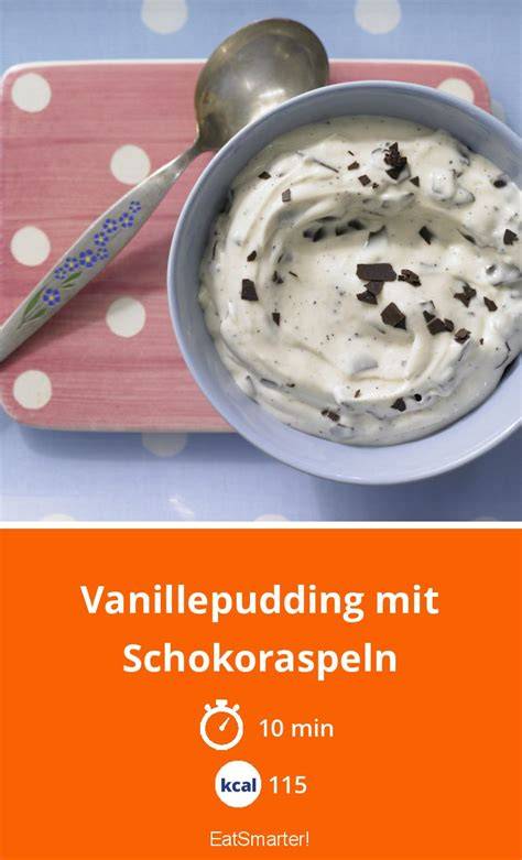 Serviervorschlag: gestürzter Vanillepudding mit Schokoraspeln und Sahneklecks