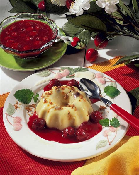 Serviervorschlag: gestürzter Vanillepudding mit roter Himbeerspiegel
