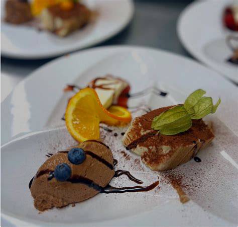 Serviervorschlag: kleine Dessertvariation auf einem Tablett