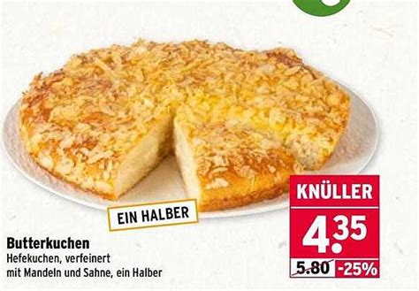 Serviervorschlag: lauwarmer Hefekuchen mit Puderzucker und Sahne